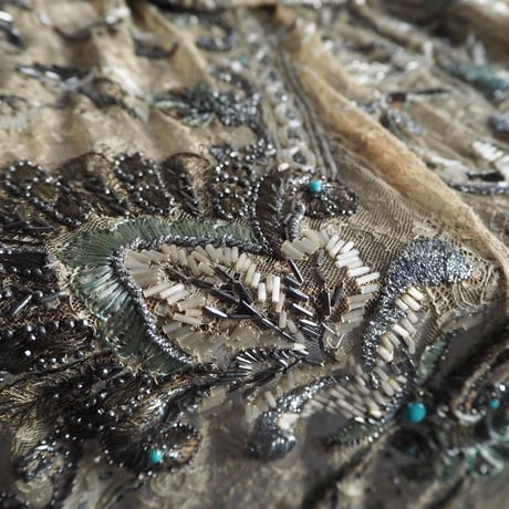 fragment de robe brodé des perles