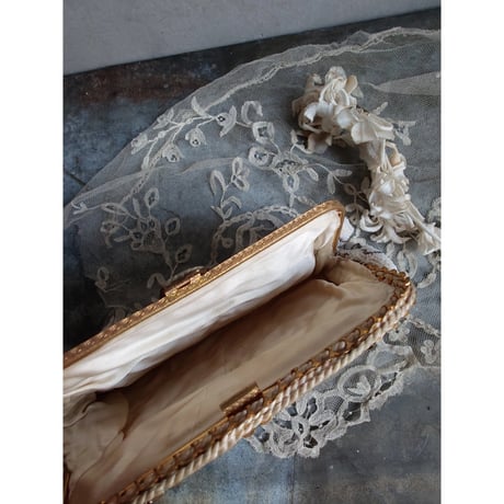 un sac brodé de perles