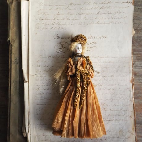 Poupée dans une robe en papier