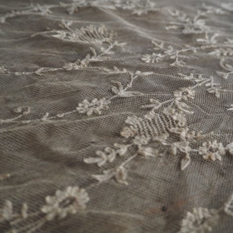 ﾐﾙｸﾃｨｰ色のtulle brodé  fleurs B