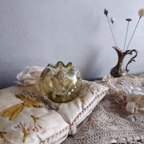 un vase  à fleurs