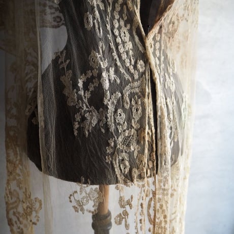 ﾐﾙｸﾃｨｰ色のtulle brodé  fleurs A