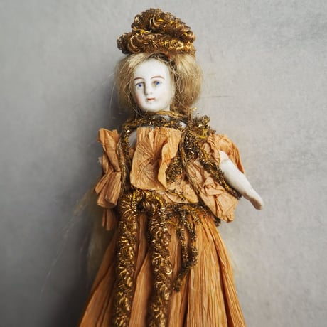 Poupée dans une robe en papier