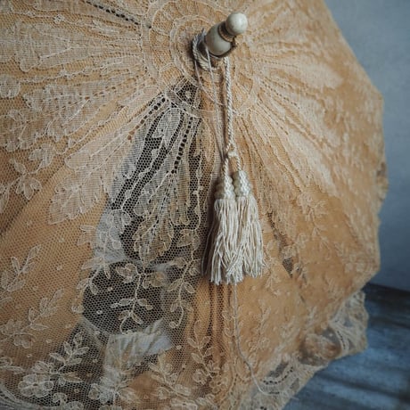 une magnifique  ombrelle en dentelle