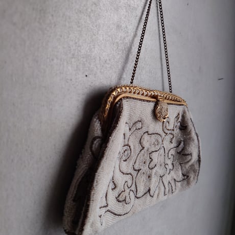 un sac brodé de perles