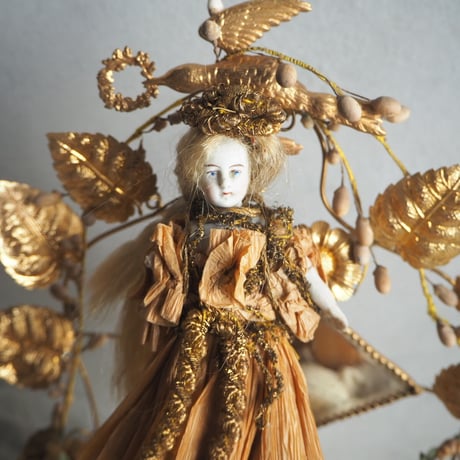 Poupée dans une robe en papier
