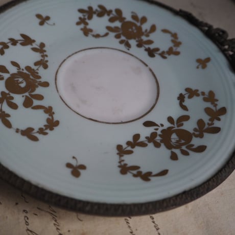金具装飾の美しい小皿