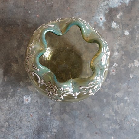 un vase  à fleurs