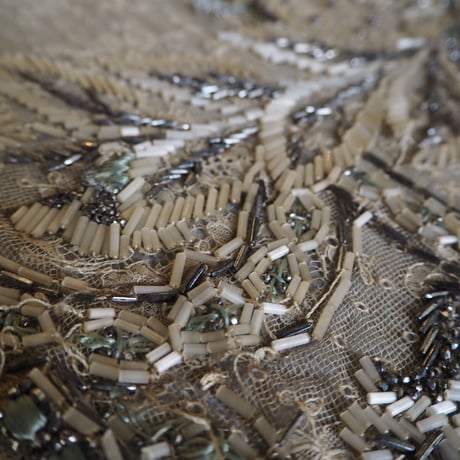 fragment de robe brodé des perles
