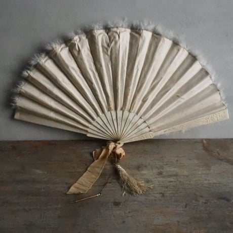 Éventail en plumes