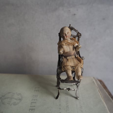 un petit  bébé