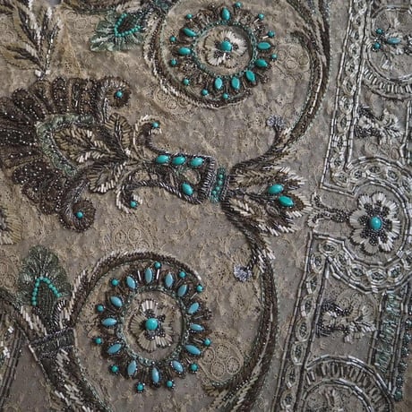 fragment de robe brodé des perles