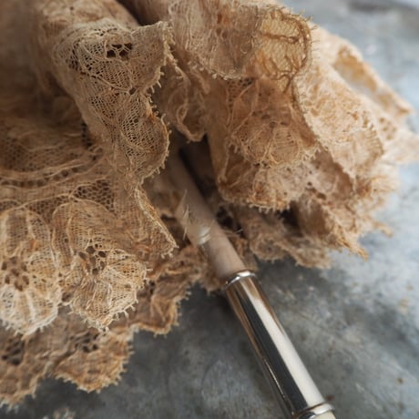 une magnifique  ombrelle en dentelle