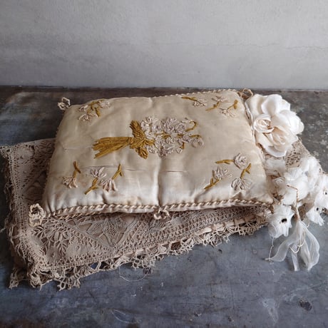 ﾘﾎﾞﾝ刺繍のﾊﾝｷｰｹｰｽ