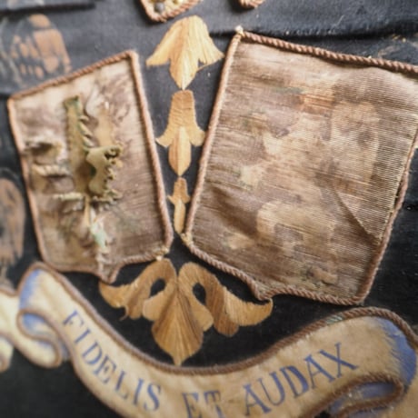 Panneau brodé et peint à la main
