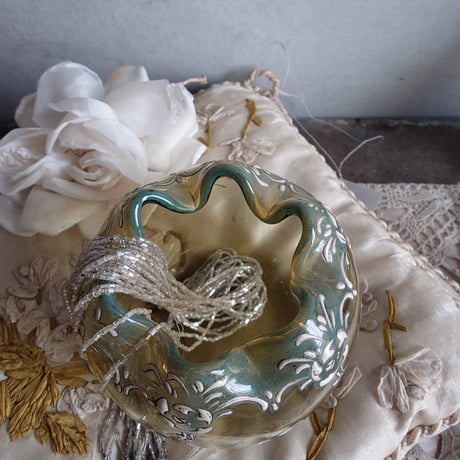 un vase  à fleurs