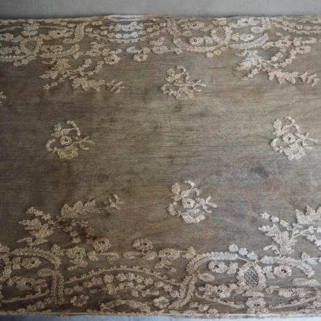 ﾐﾙｸﾃｨｰ色のtulle brodé  fleurs A