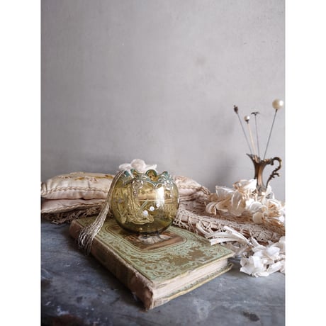 un vase  à fleurs