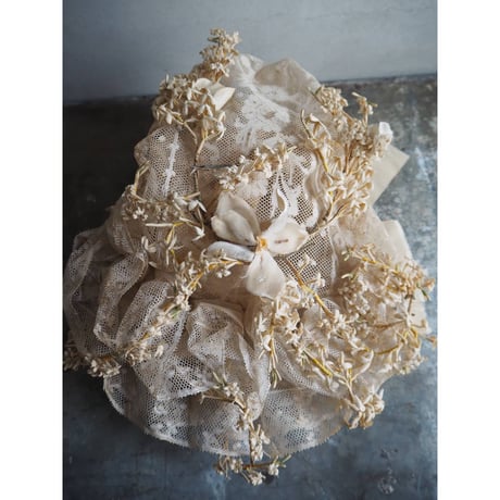 le chapeau des  fleurs