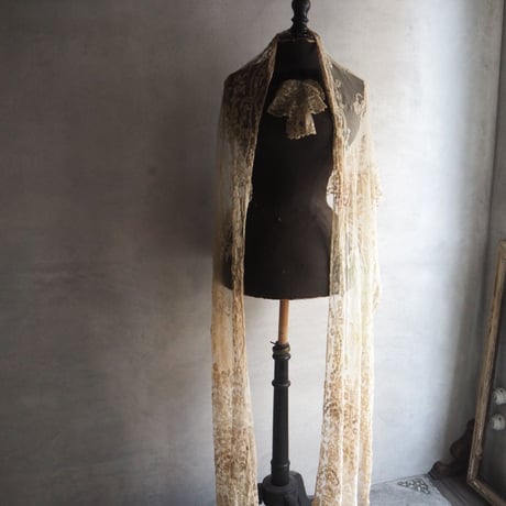 ﾐﾙｸﾃｨｰ色のtulle brodé  fleurs A