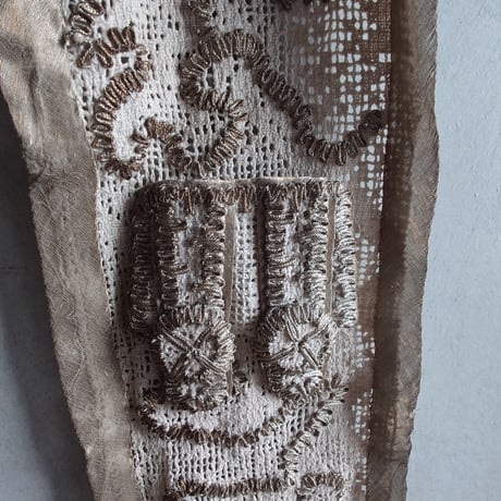 ﾒﾀﾙ刺繍の麗しい装身具