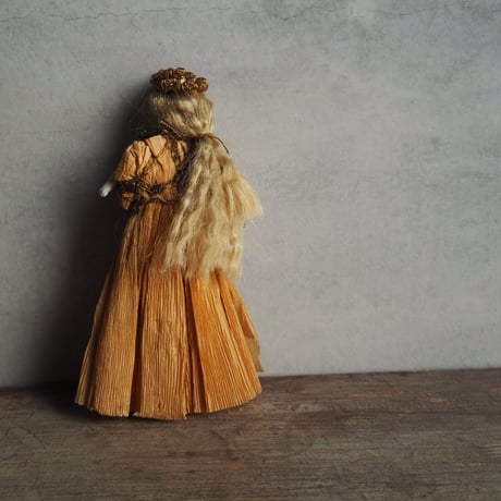 Poupée dans une robe en papier
