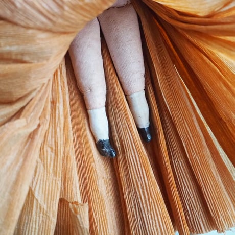 Poupée dans une robe en papier