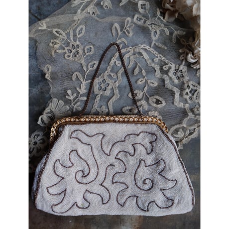 un sac brodé de perles