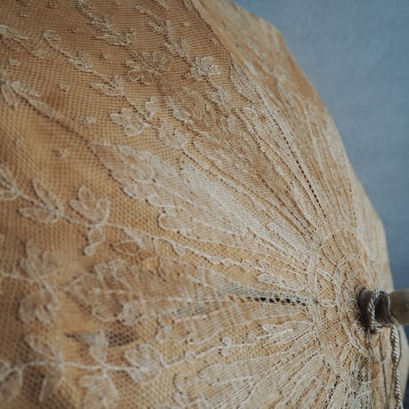 une magnifique  ombrelle en dentelle
