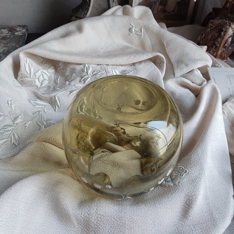 un vase  à fleurs