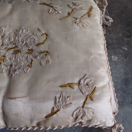 ﾘﾎﾞﾝ刺繍のﾊﾝｷｰｹｰｽ
