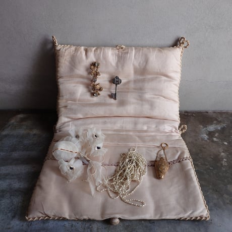 ﾘﾎﾞﾝ刺繍のﾊﾝｷｰｹｰｽ