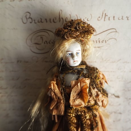 Poupée dans une robe en papier