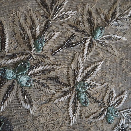 fragment de robe brodé des perles
