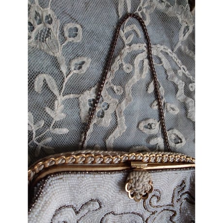 un sac brodé de perles
