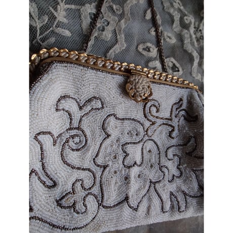 un sac brodé de perles
