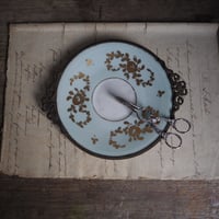金具装飾の美しい小皿
