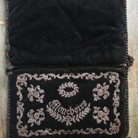 couvreture de mouchoirs brodé