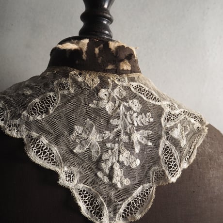 col en dentelle  a la main