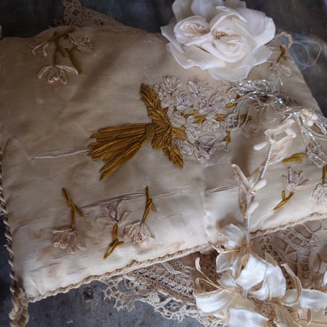 ﾘﾎﾞﾝ刺繍のﾊﾝｷｰｹｰｽ