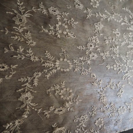 ﾐﾙｸﾃｨｰ色のtulle brodé  fleurs B