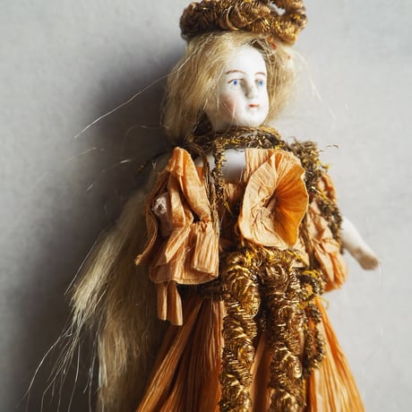 Poupée dans une robe en papier