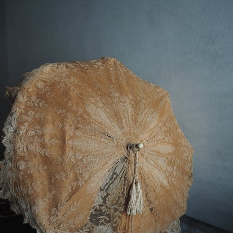 une magnifique  ombrelle en dentelle