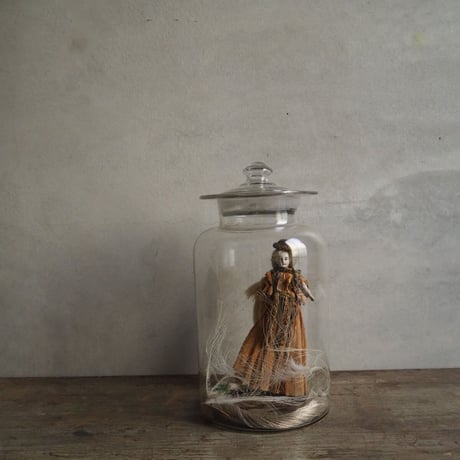Poupée dans une robe en papier