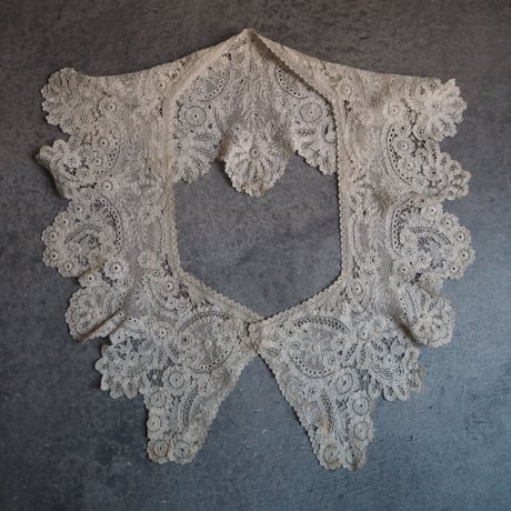 col en dentelle  a la main