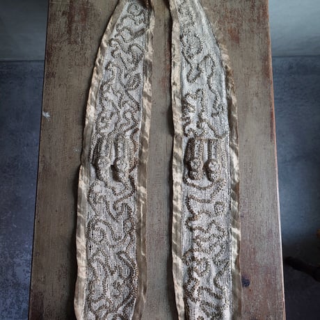 ﾒﾀﾙ刺繍の麗しい装身具
