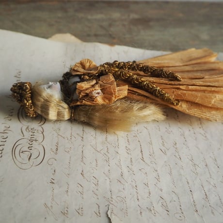 Poupée dans une robe en papier
