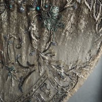 fragment de robe brodé des perles
