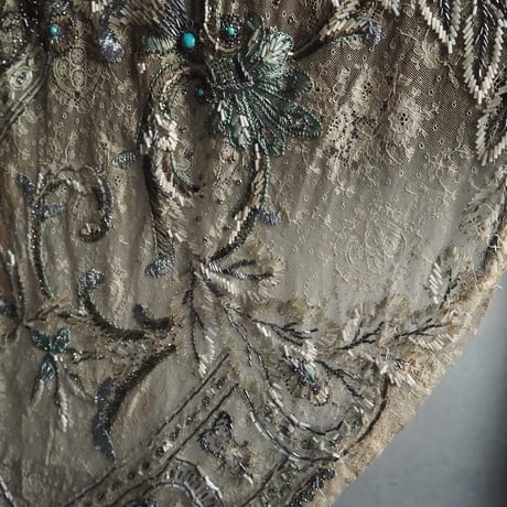 fragment de robe brodé des perles