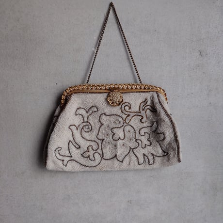 un sac brodé de perles
